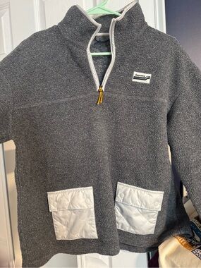 Saucony Women’s Dark Gray Sherpa Quarter-Zip Pullover with Pale Gray Pockets